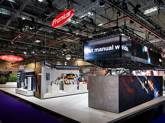Messestand von Fronius International, umgesetzt von Holtmann+, in einer Messehalle in Essen 2025 auf der Messe Schweißen und Schneiden.